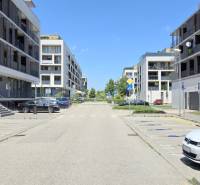Žltá Straße in Bratislava - Petržalka mit modernen Wohnhäusern und einem Parkplatz.