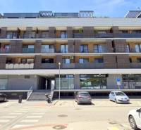 Wohngebäude in der Gelben Straße im Stadtteil Bratislava - Petržalka mit Parkmöglichkeiten vor dem Gebäude.