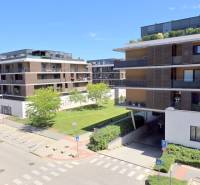 Blick auf das Parken und die Wohnhäuser in Petržalka in der Žltá-Straße, Bratislava.