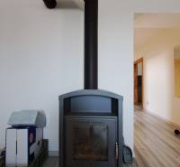 Kaminofen im Einfamilienhaus, minimalistisches Design in hellem Interieur.