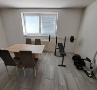 Esszimmer in einem Einfamilienhaus mit Fitness-Elementen und einem Tisch mit Stühlen.