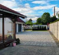 Einfamilienhaus in Kalinovo mit gepflastertem Hof, Terrasse und Umzäunung.