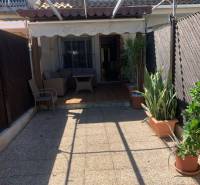 Die Terrasse des Einfamilienhauses in Santiago de la Ribera mit Sitzgelegenheiten und Grünflächen.