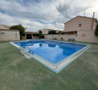 Santiago de la Ribera zeigt den Innenhof eines Einfamilienhauses mit Pool und Bänken.