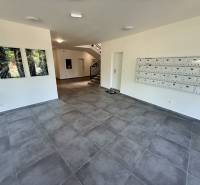 Innenraum mit Fliesen und Treppe, Briefkästen, 2-Zimmer-Wohnung.