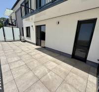 Geräumiger Balkon einer 2-Zimmer-Wohnung in Piešťany in der Janka Alexyho Straße mit Geländer.
