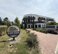 Erholungsresort in Piešťany in der Janka Alexyho Straße mit Parkplatz und gepflegtem Garten.