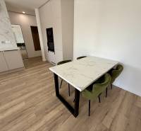 Küchenbereich mit Tisch und Stühlen in einer 2-Zimmer-Wohnung.