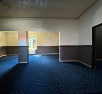 Interieur von Geschäftsräumen mit blauem Teppichboden und zwei Zimmern.