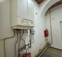 Kessel und Rohrleitung in Geschäftsräumen, Wand mit leichten Abnutzungsspuren.