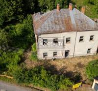 Ein Gebäude in Hodruša - Hámre, umgeben von Grün, geeignet für Geschäftsräume.