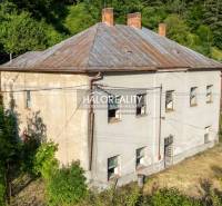 Gewerbeflächen in Hodruša - Hámre, umgeben von Grün, Gebäude mit Blechdach.