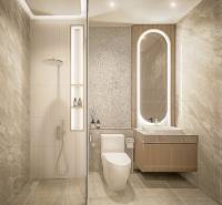 Badezimmer einer 3-Zimmer-Wohnung mit minimalistischem Design, Dusche und beleuchtetem Spiegel.