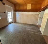 Ein Ort mit einer Holzdecke und Keramikfliesen in Geschäftsräumen.