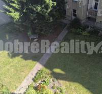 Garten bei einem Haus in der M.R.Štefánika-Straße in Žilina, geeignet für eine 2-Zimmer-Wohnung.
