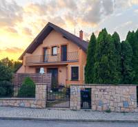 Ein Einfamilienhaus in Trenčianska Turná in Trenčianska Turná, mit Vorgarten und Terrasse.