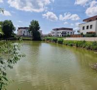 Wasserfläche angrenzend an die 2-Zimmer-Wohnungen in der Vtáčia-Straße in Senec.