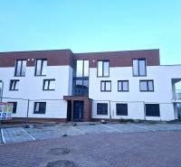In der Vtáčia-Straße in Senec befindet sich ein Wohnhaus mit Zwei-Zimmer-Wohnungen.