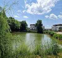 Blick auf den See mit Vorstadtbebauung in Senec in der Vtáčia-Straße.
