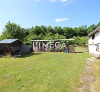 Ein Einfamilienhaus in Nižná Jablonka mit Höfen, einem Unterstand und der Natur im Hintergrund.