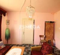 Wohnzimmer mit Kronleuchter und Sofa in einem Einfamilienhaus.