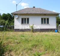 Ein Einfamilienhaus in Nižná Jablonka mit einem Rasenstück und einer Satellitenschüssel auf dem Dach.