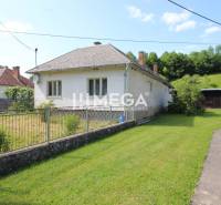Ein Einfamilienhaus in Nižná Jablonka mit angrenzendem Garten und Rasenfläche.
