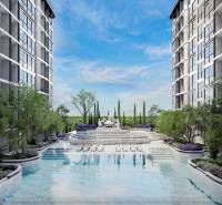 Der Wohnungsbau in Pattaya umfasst einen Pool und Gärten zwischen den Gebäuden.