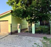 Einfamilienhaus in den Neuen Gärten VII in Bratislava - Podunajské Biskupice, Vorgarten, Zaun, Garage.