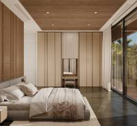 Schlafzimmer in einem Einfamilienhaus mit großem Fenster, Holzpaneelen und Bett.