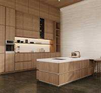 Elegante Küche mit Holzschränken und Insel in einem Einfamilienhaus.