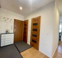 Eingangsbereich mit Schrank und Spiegel in einer 4-Zimmer-Wohnung.
