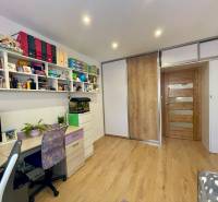 Kinderzimmer in einer 4-Zimmer-Wohnung mit Arbeitsecke und Regalen.