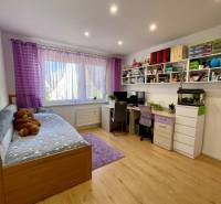 Kinderzimmer in einer 4-Zimmer-Wohnung mit bunten Möbeln und Spielzeug.