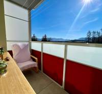 Balkon einer 4-Zimmer-Wohnung in Žilina mit Blick auf die Berge und Bäume.