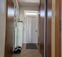 Eingangsflur in einem Einfamilienhaus mit Fliesenboden und Einbauschrank.