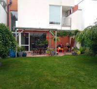 Der Garten des Einfamilienhauses in der Brusnicova-Straße in Chorvátsky Grob mit Terrasse und Grünflächen.