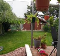Garten bei einem Einfamilienhaus in der Brusnicová-Straße in Chorvátsky Grob mit Schaukel und Pavillon.