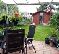 Der Garten des Einfamilienhauses in der Brusnicova-Straße in Chorvátsky Grob mit Terrasse und Pavillon.