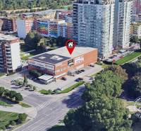 Luftaufnahme von Geschäftsräumen in der Bosákova-Straße in Petržalka, Bratislava.