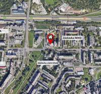 Luftaufnahme der Bosákova-Straße, Bratislava - Petržalka, einschließlich Geschäftsflächen und öffentlichen Verkehrsmitteln.