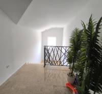 Treppe mit Blumentöpfen und Geländer in einer 4-Zimmer-Wohnung.