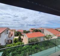 Blick von einer 4-Zimmer-Wohnung auf die Hausdächer und das Meer in Mandre.
