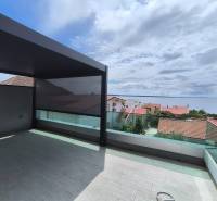 Balkon einer 4-Zimmer-Wohnung in Mandre mit Blick auf das Meer und die Dächer.
