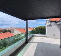 Terrasse mit Blick auf die Dächer und das Meer in Mandre, Raum einer 4-Zimmer-Wohnung.