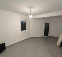 Stilvolles Zimmer einer 4-Zimmer-Wohnung mit Fernseher und Matratze auf dem Boden.