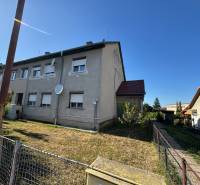 Exterieur einer 3-Zimmer-Wohnung in der Straße Obrancov mieru in Šahy, mit Satellit und Rasen.