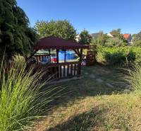 Sommerterrasse mit Pavillon und Pool in der Straße Obrancov mieru in Šahy bei einer 3-Zimmer-Wohnung.