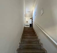 Eine Treppe mit weißen Wänden, die zu einer Wohnung in einer 3-Zimmer-Wohnung führt.