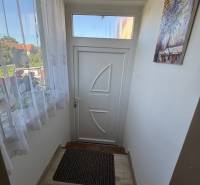 Eingangsflur in einer 3-Zimmer-Wohnung mit weißen Türen und einer Fußmatte.